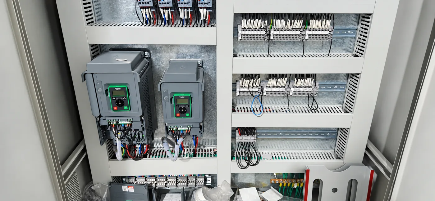 Variadores y borneras en el interior de un tablero eléctrico